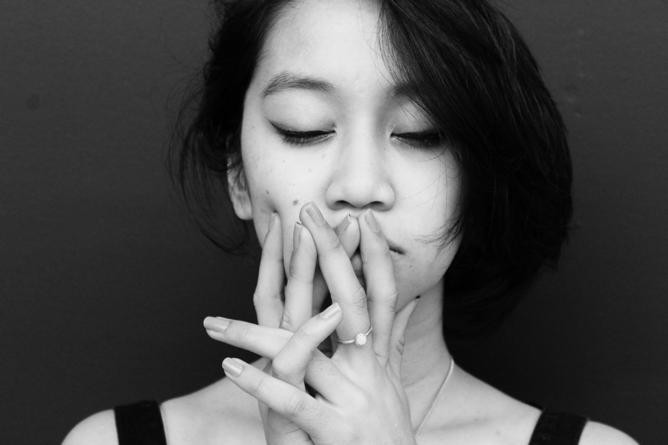 woman-black-white