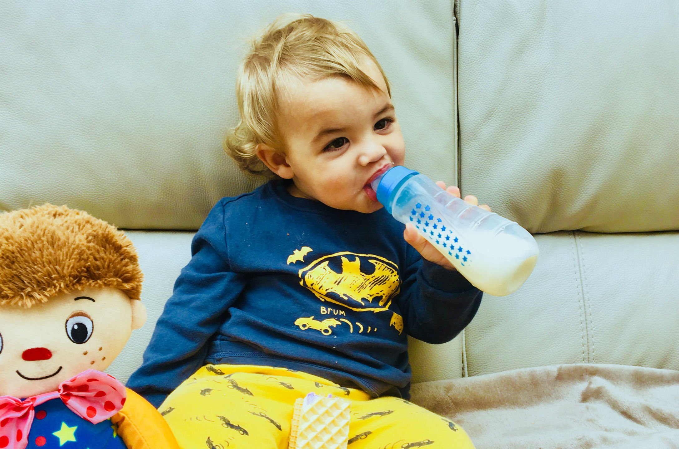 happy-baby-boy-having-some-milk-with-is-clown-teddy_t20_bAZmgV.jpg