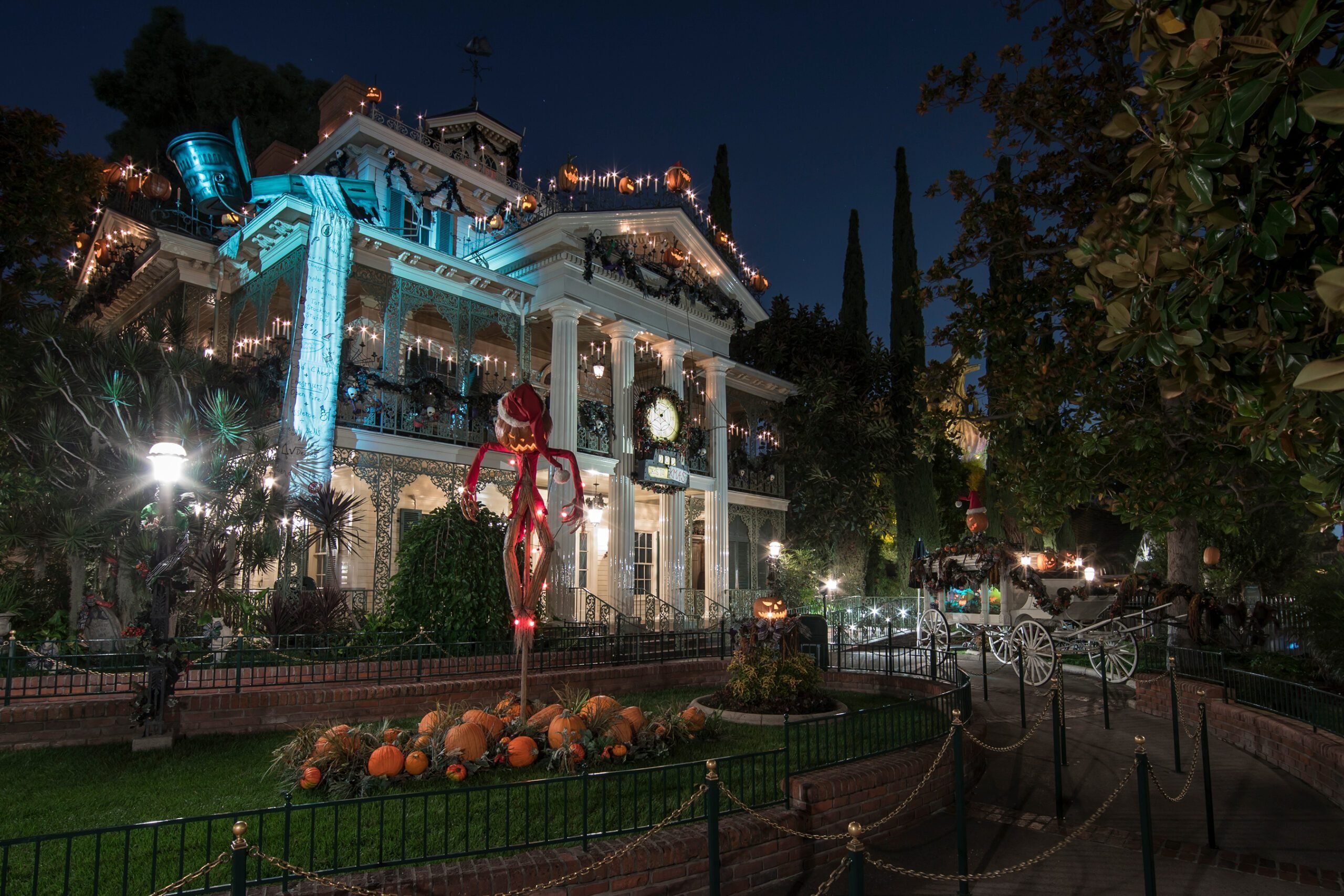 Haunted Mansion Holiday Ñ Halloween Time at Disneyland Park