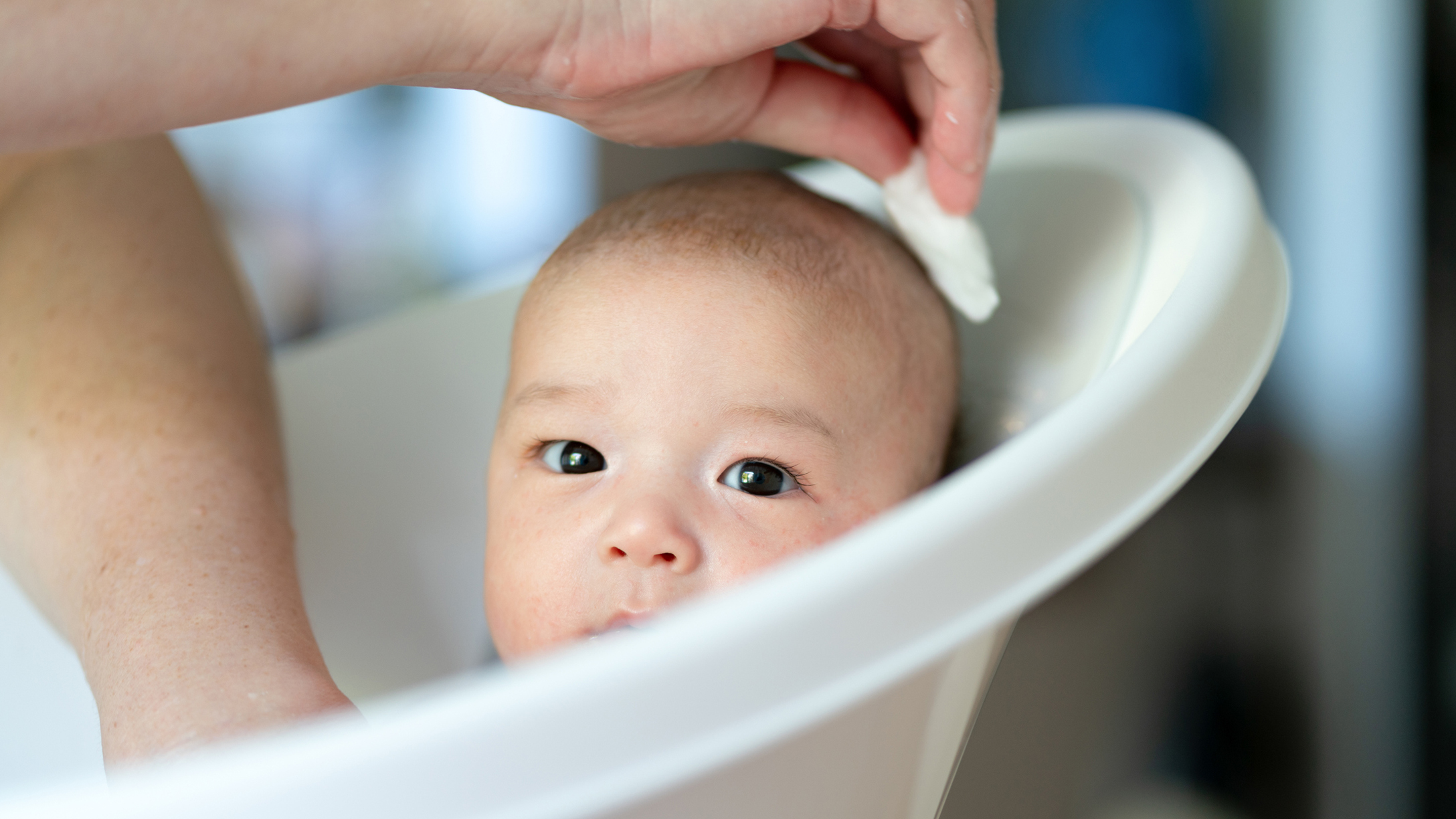 how-to-bathe-a-baby-featured