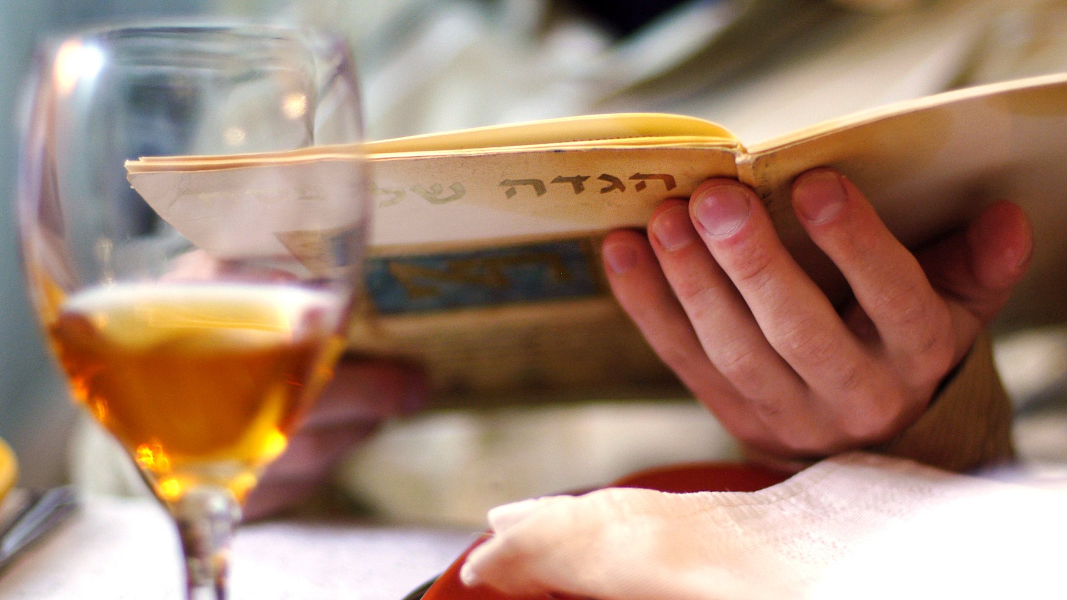 how-to-celebrate-passover-featured