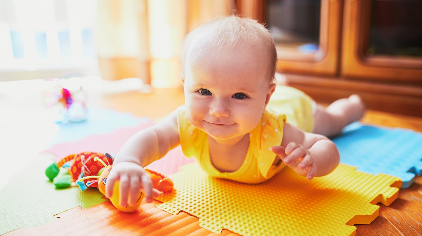how_to_help_baby_crawl_3.jpg