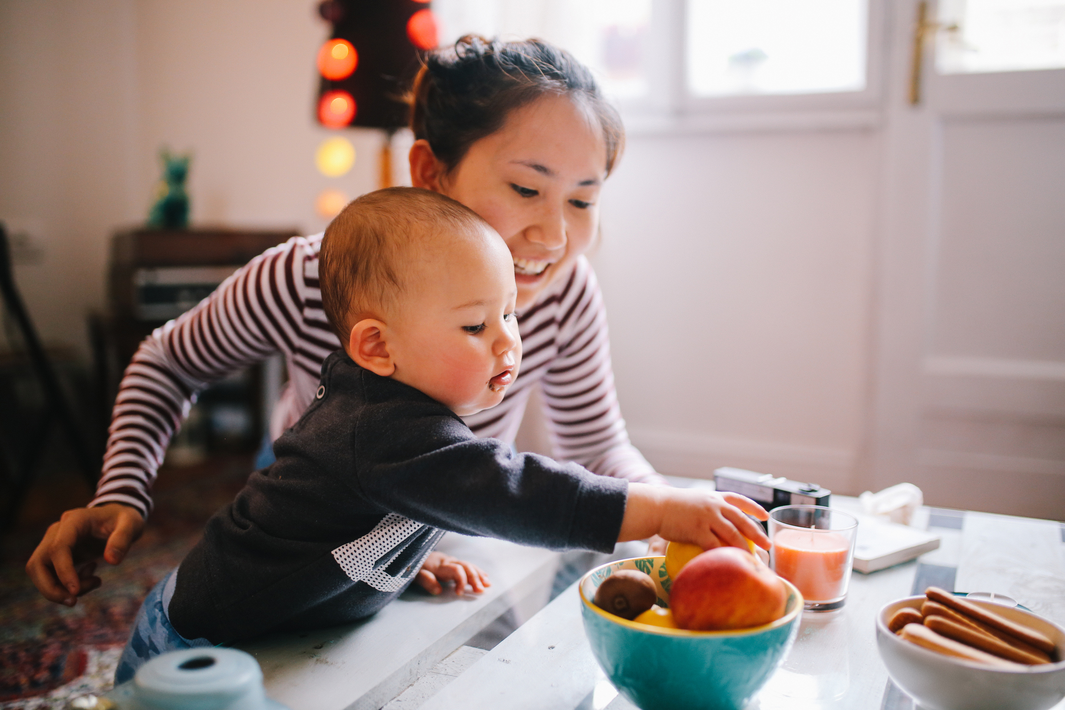 mom-baby-fruit
