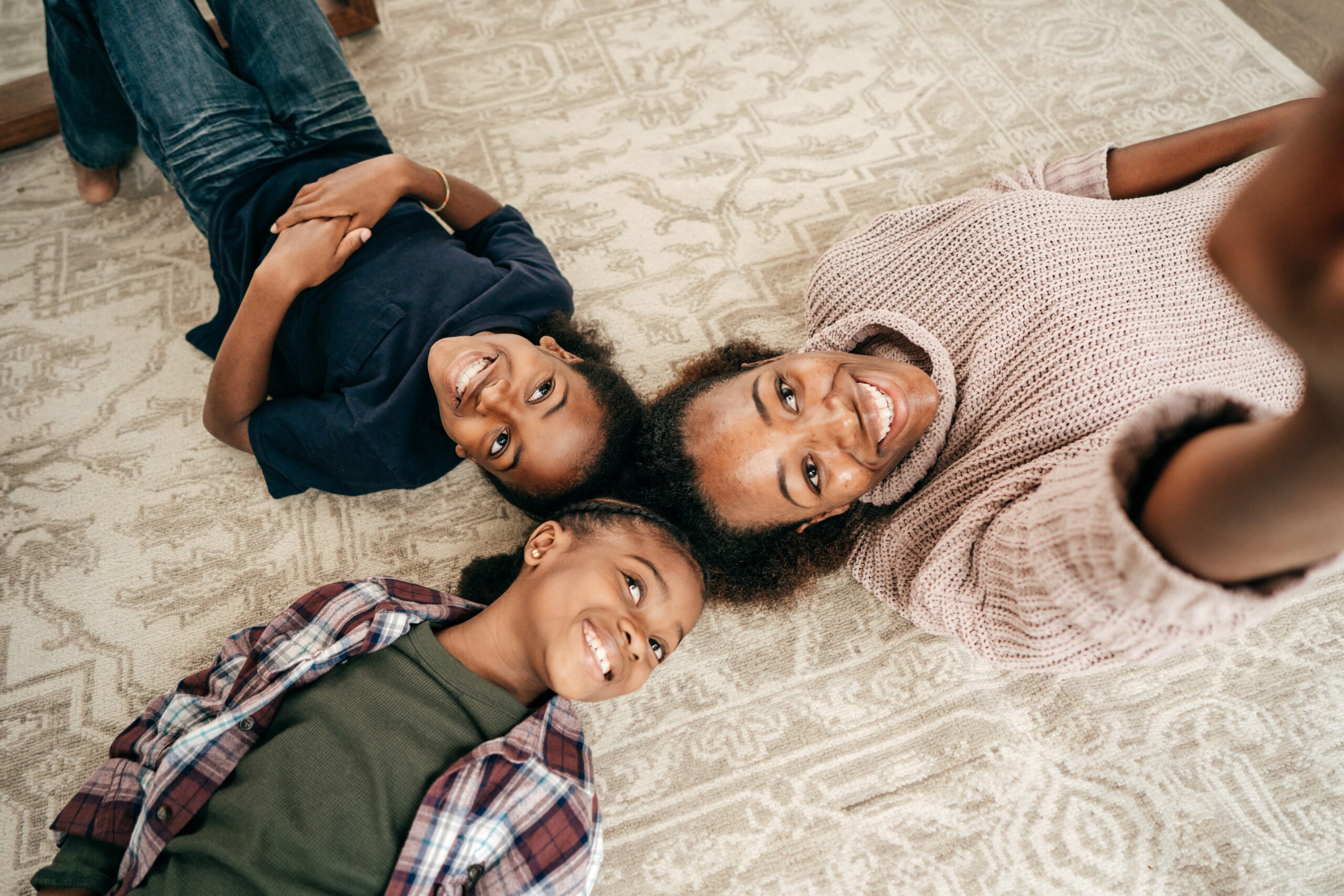 mom selfie with kids