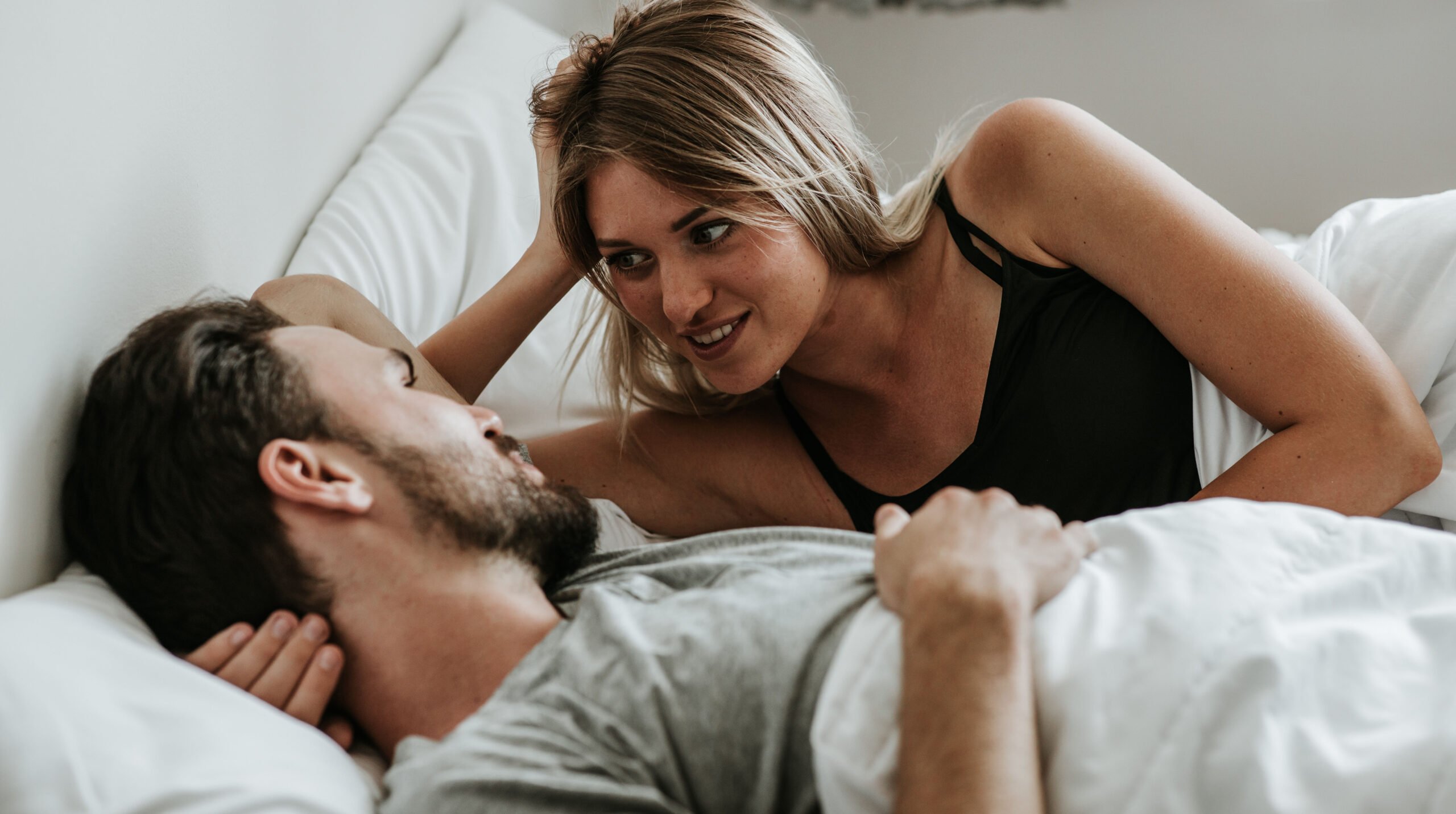 Romantic moment: Happy couple in love in the bed - Stock image