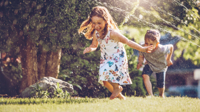 kids-playing-sprinklers