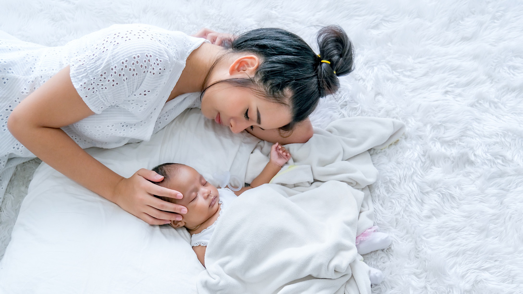 mom with newborn baby fourth trimester