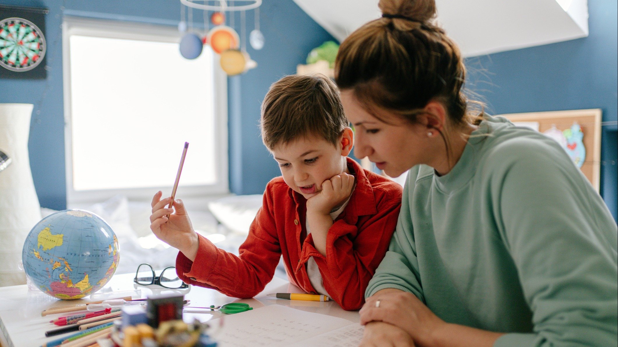 A kid doing home school