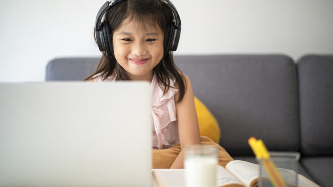 girl-online-learning