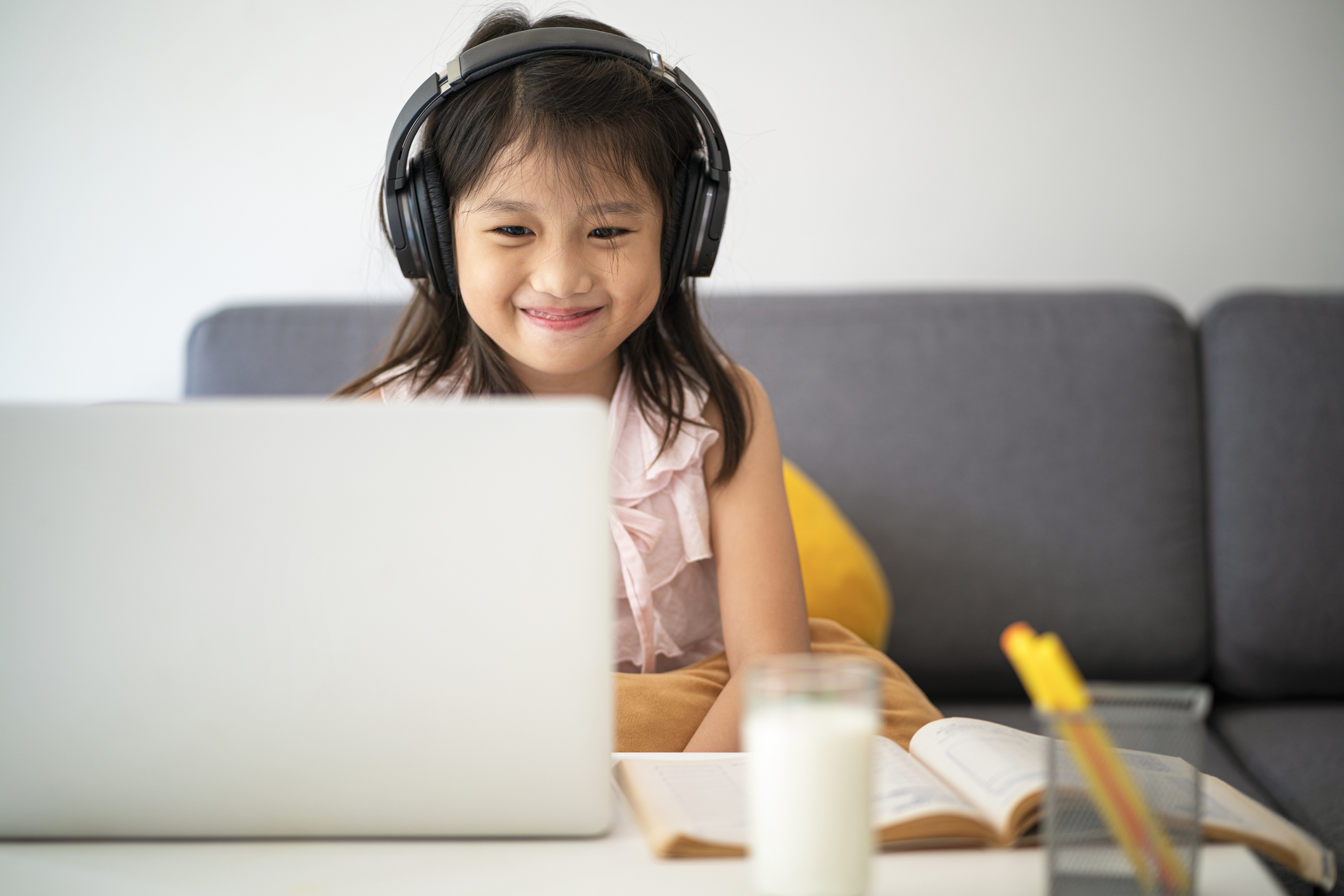 girl-online-learning