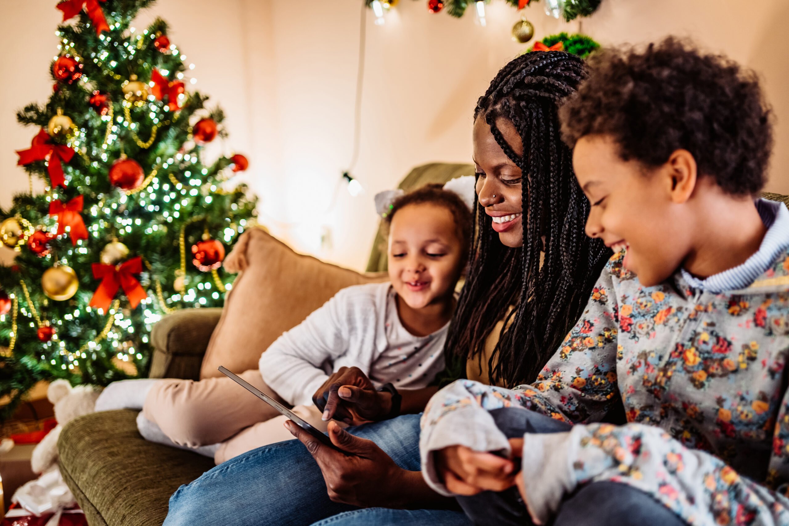 mom kids christmas looking at phone