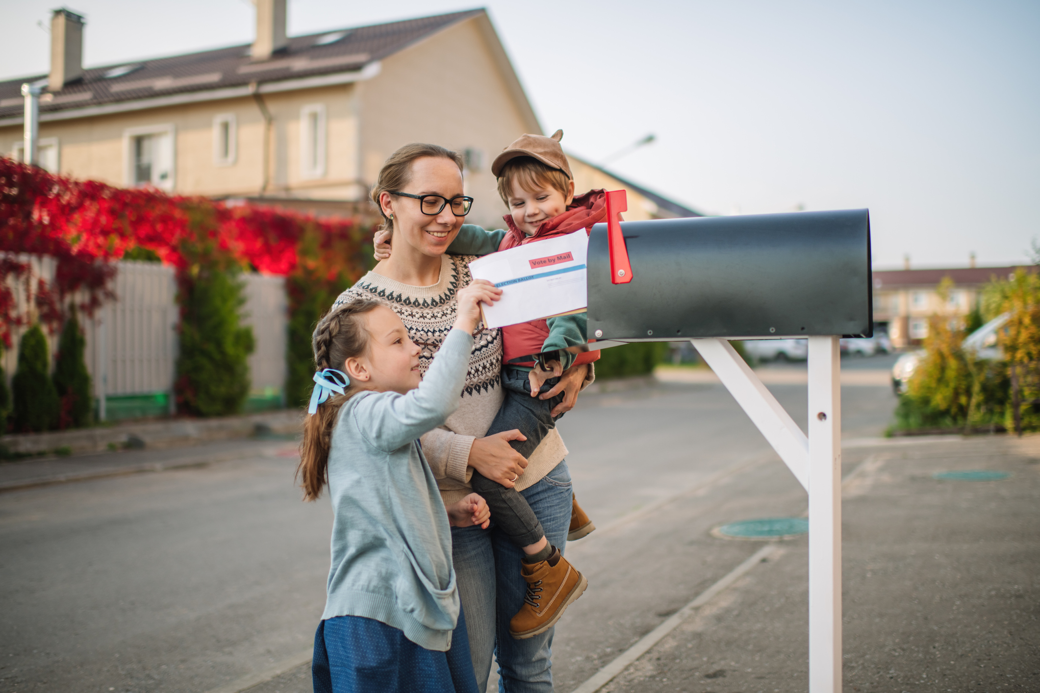 mom-kids-voting-by-mail