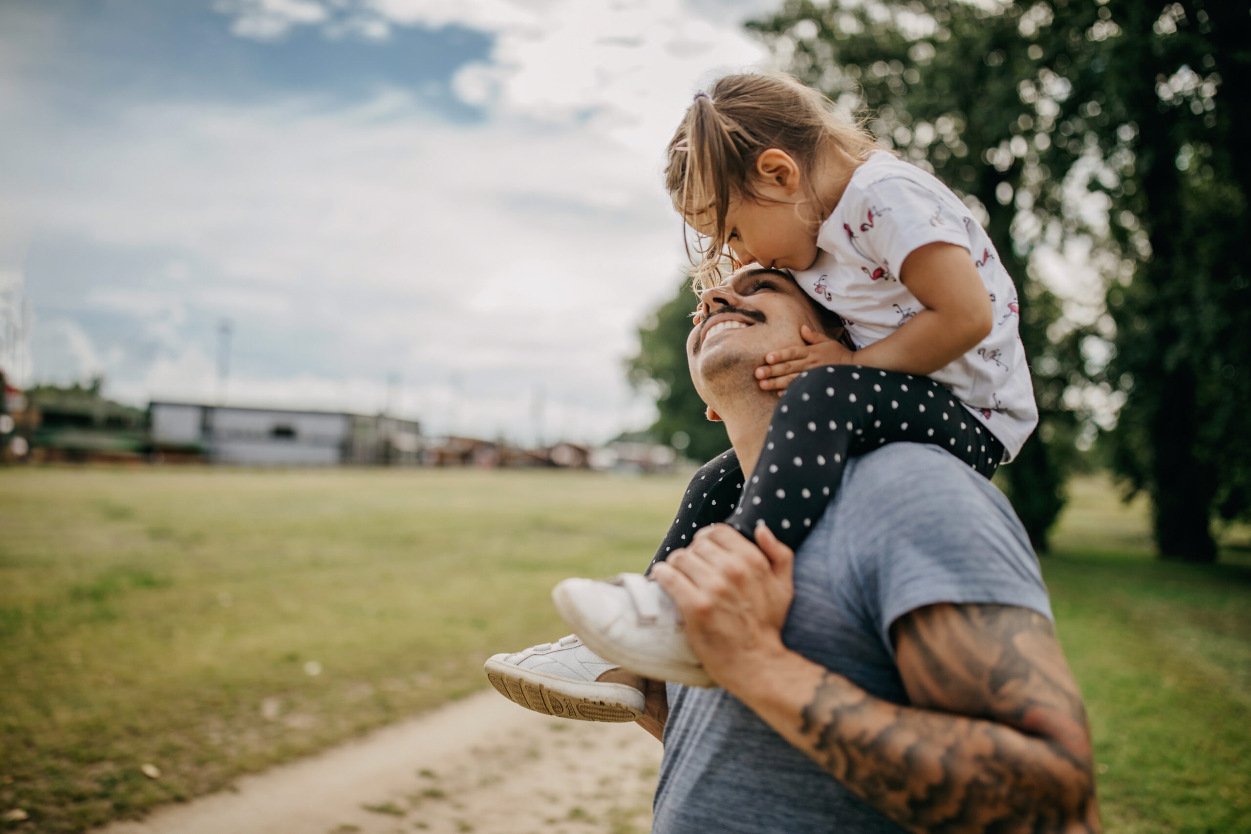 dad with kid on shoulders