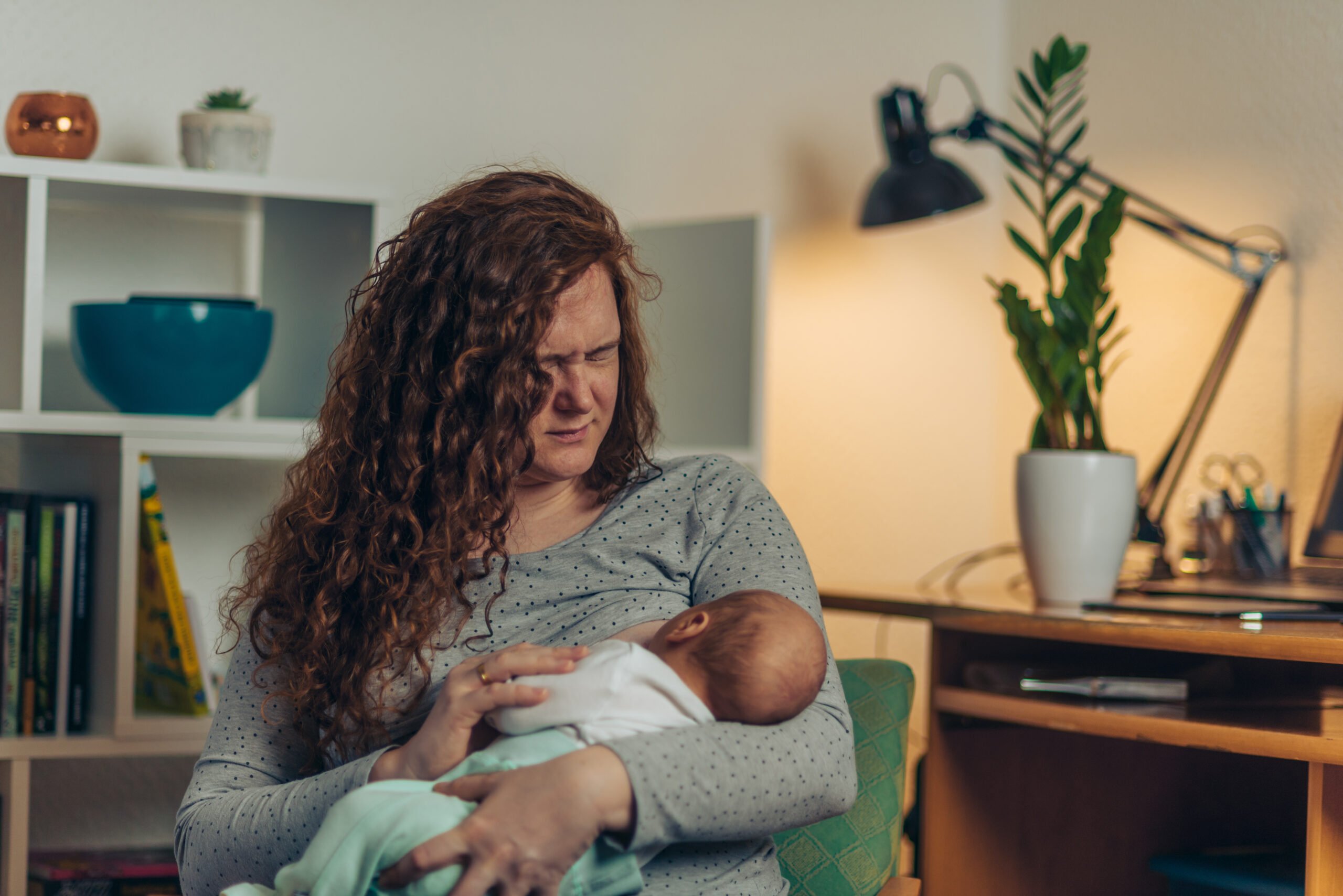 breastfeeding mom in pain