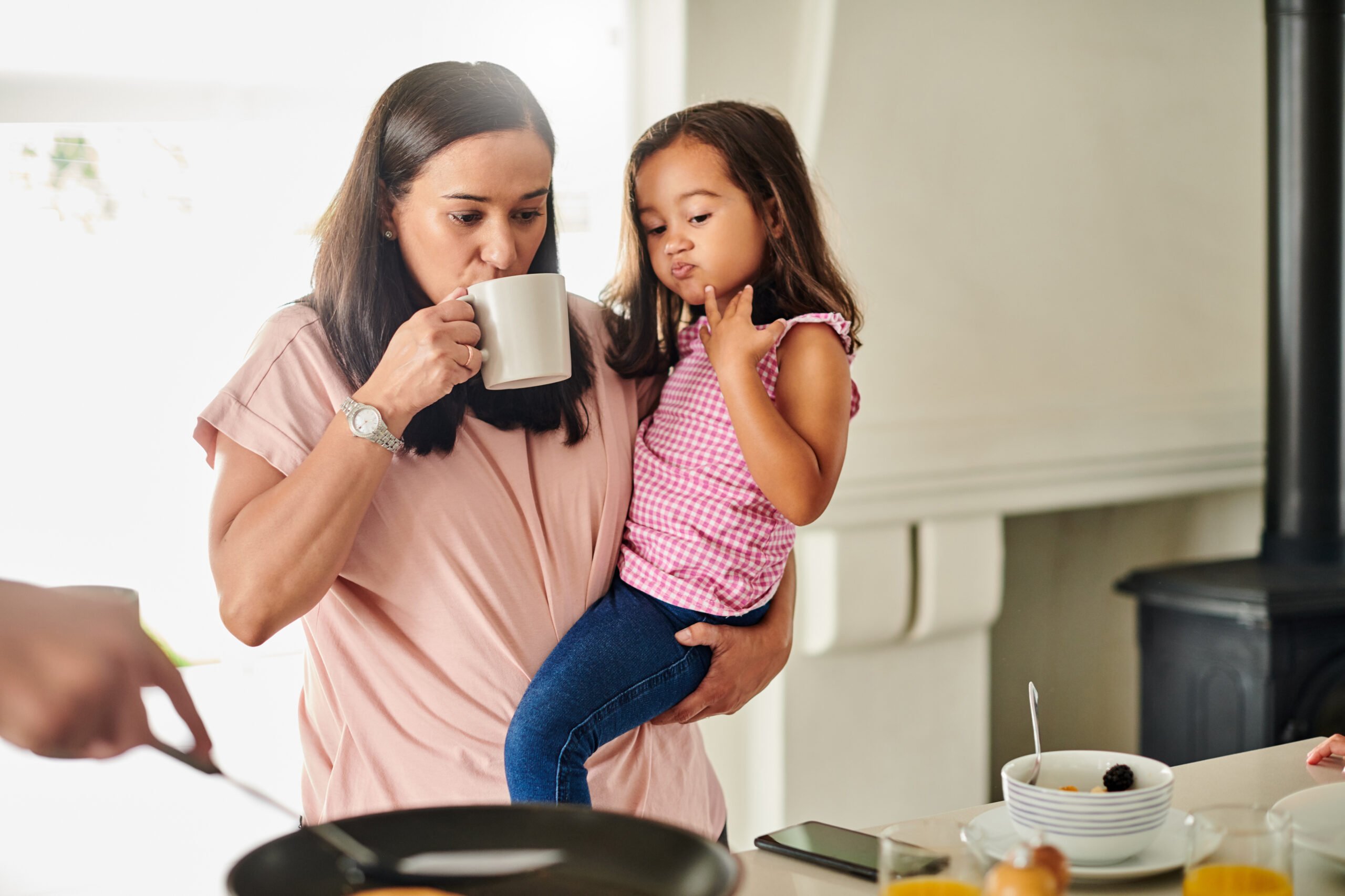 mom holidng child