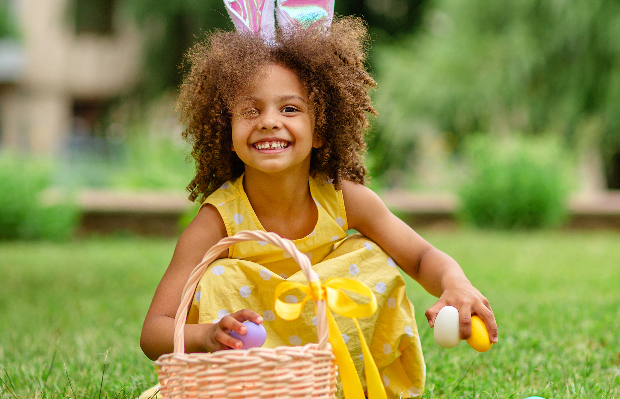 iStock-1369813116 girl easter basket