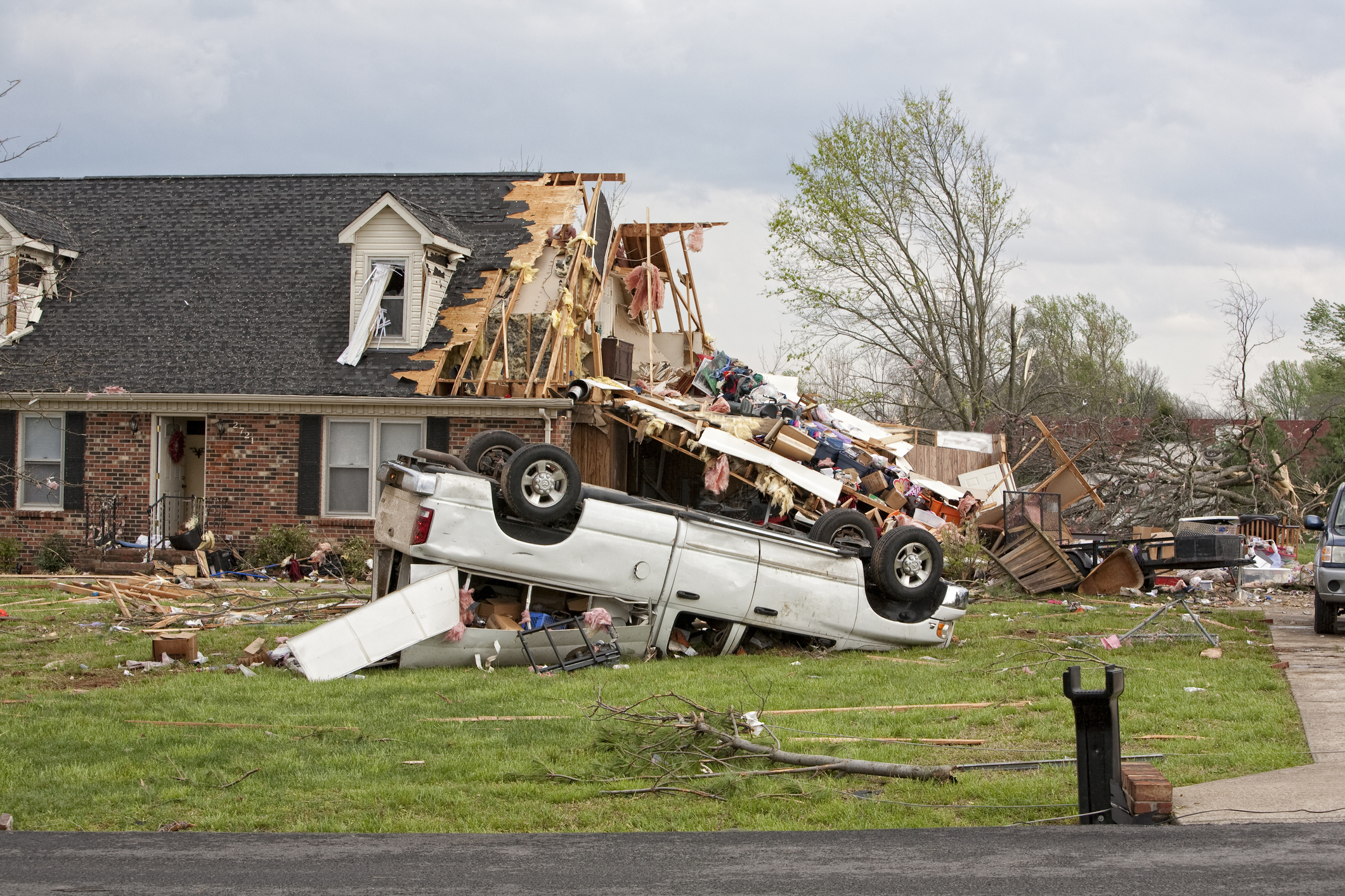 tornado-damage-car-house