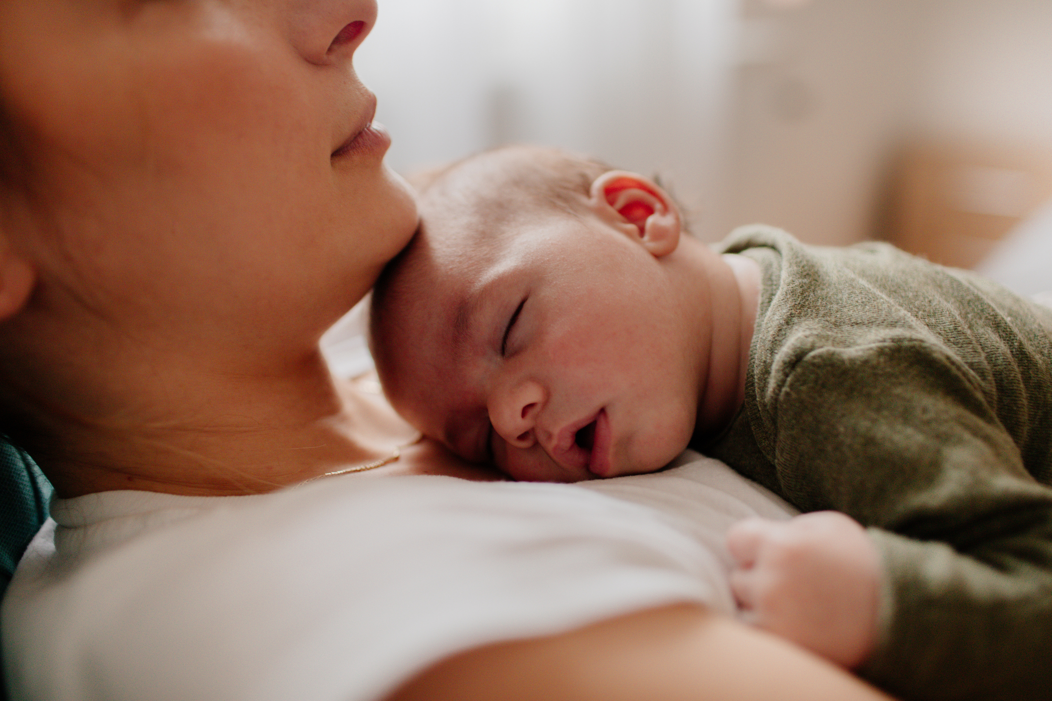 mom-newborn-sleeping