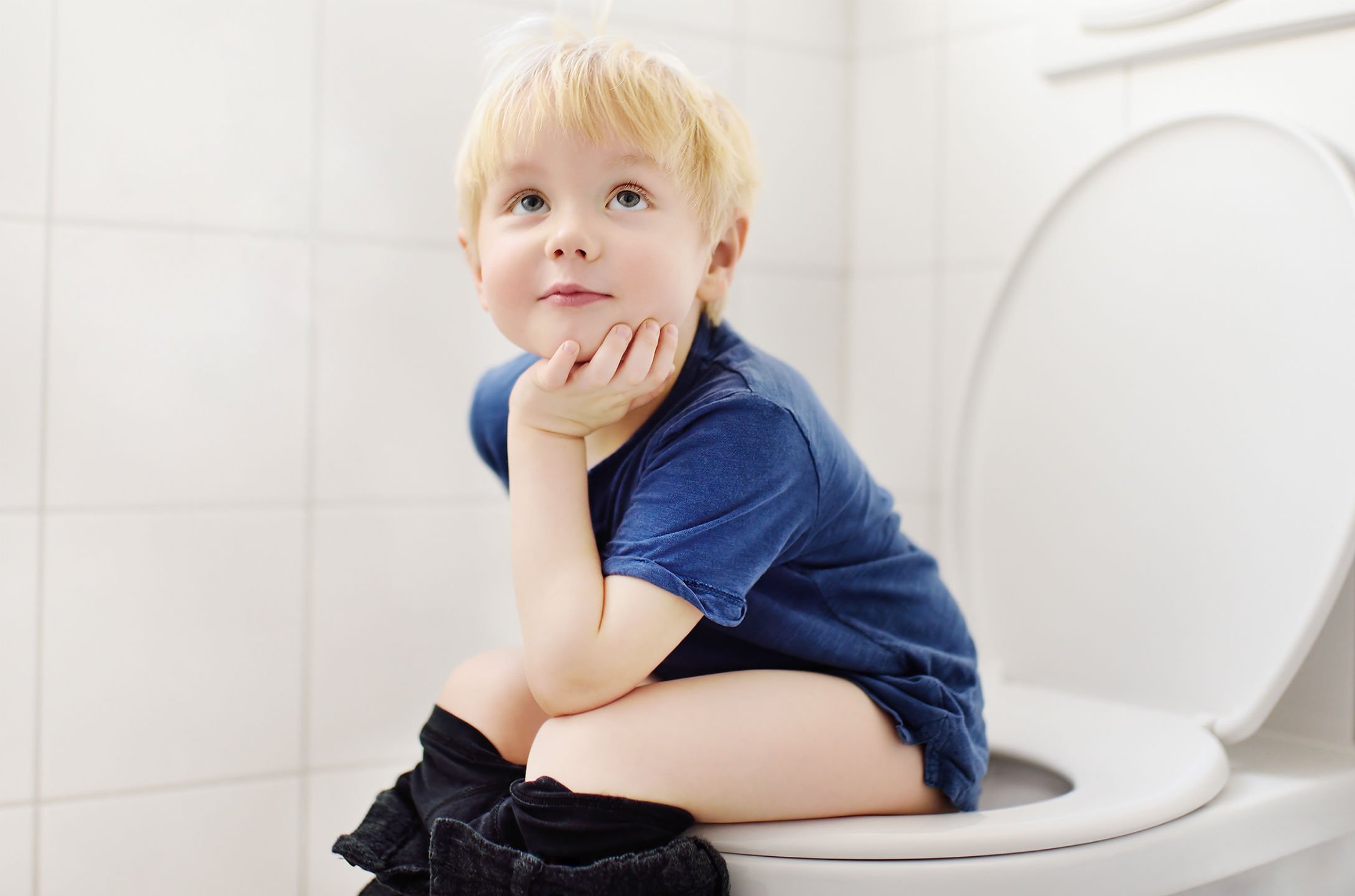 kid-sitting-potty