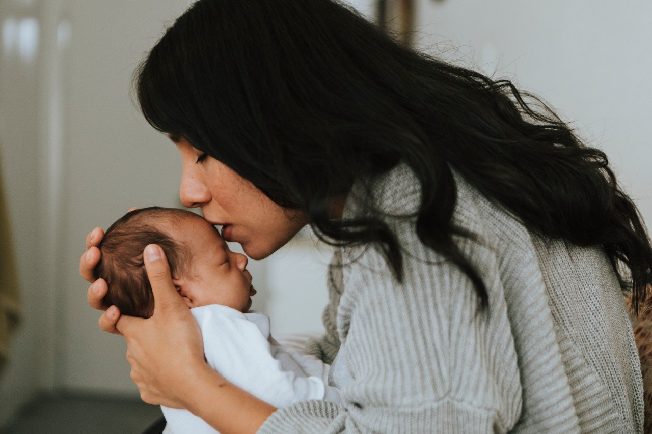 mom-kissing-newborn