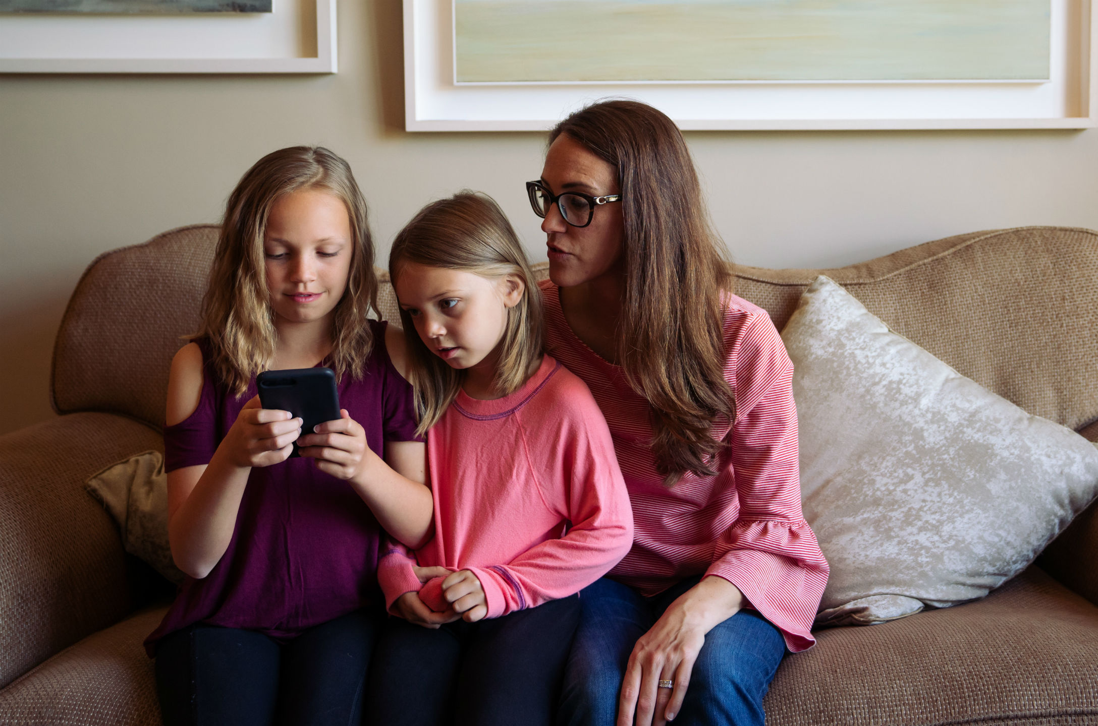 mom-with-kids-using-mobile-technology-device-monitoring-screen-time-and-parenting t20 eVzJOo