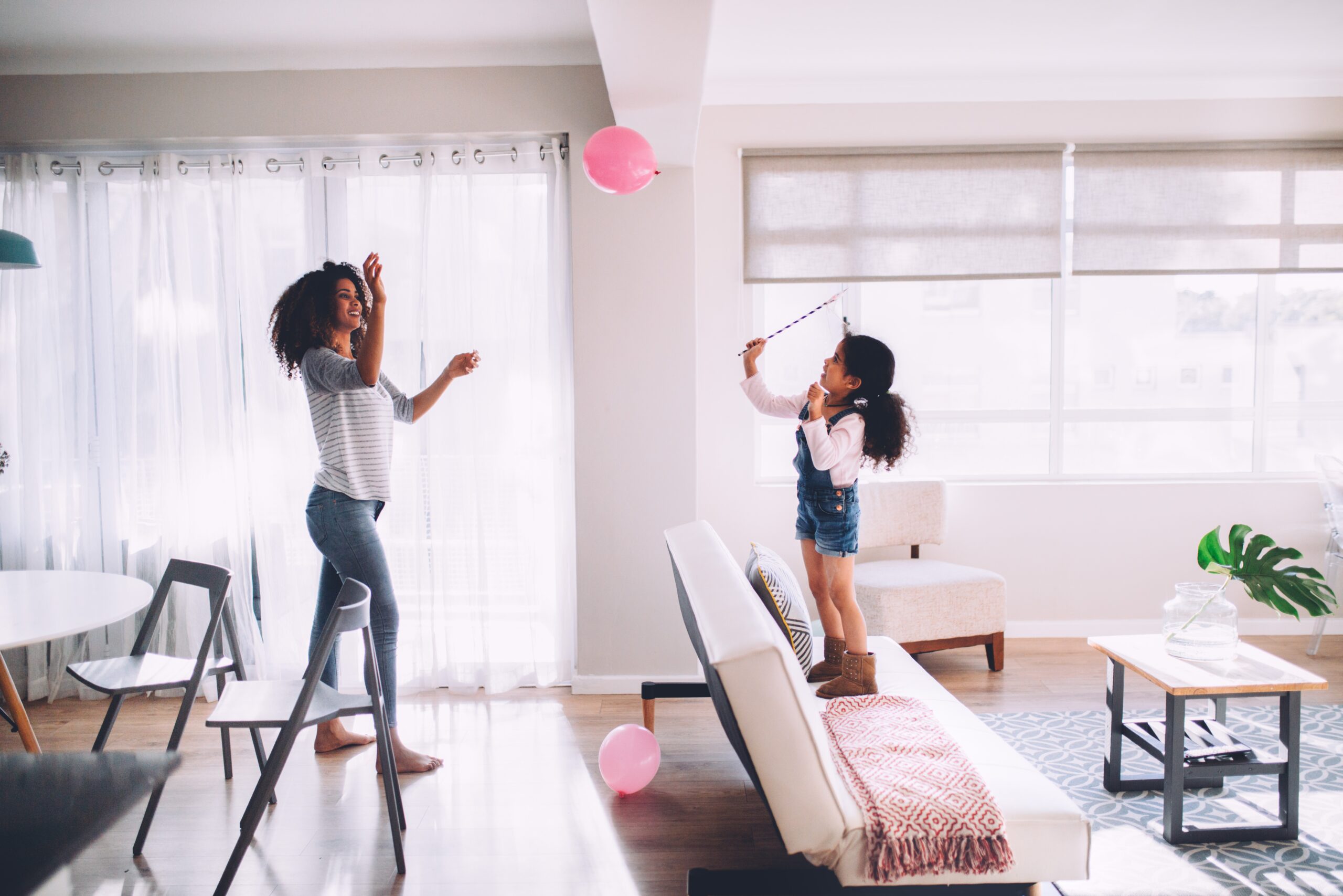 play with balloon