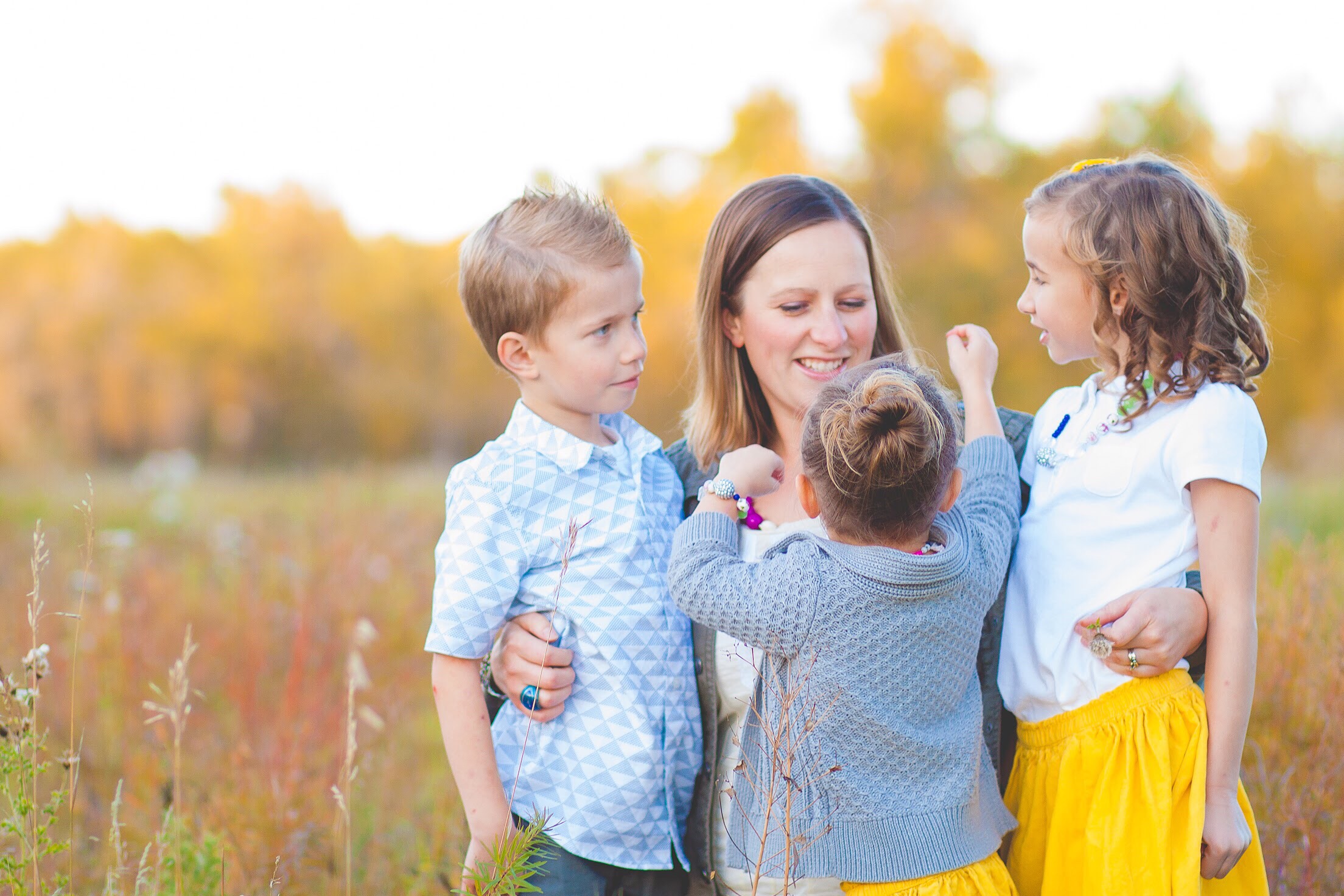 mom-kids-field