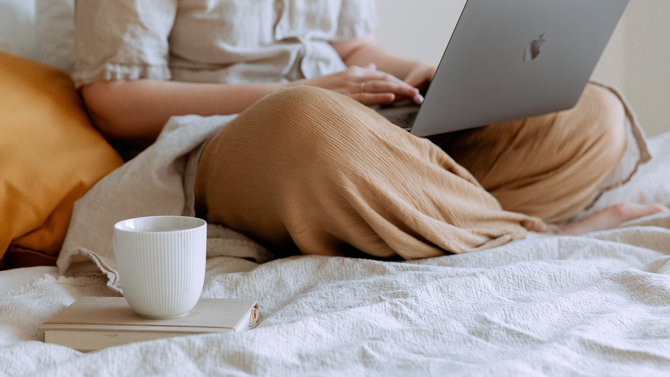 woman-laptop-bed