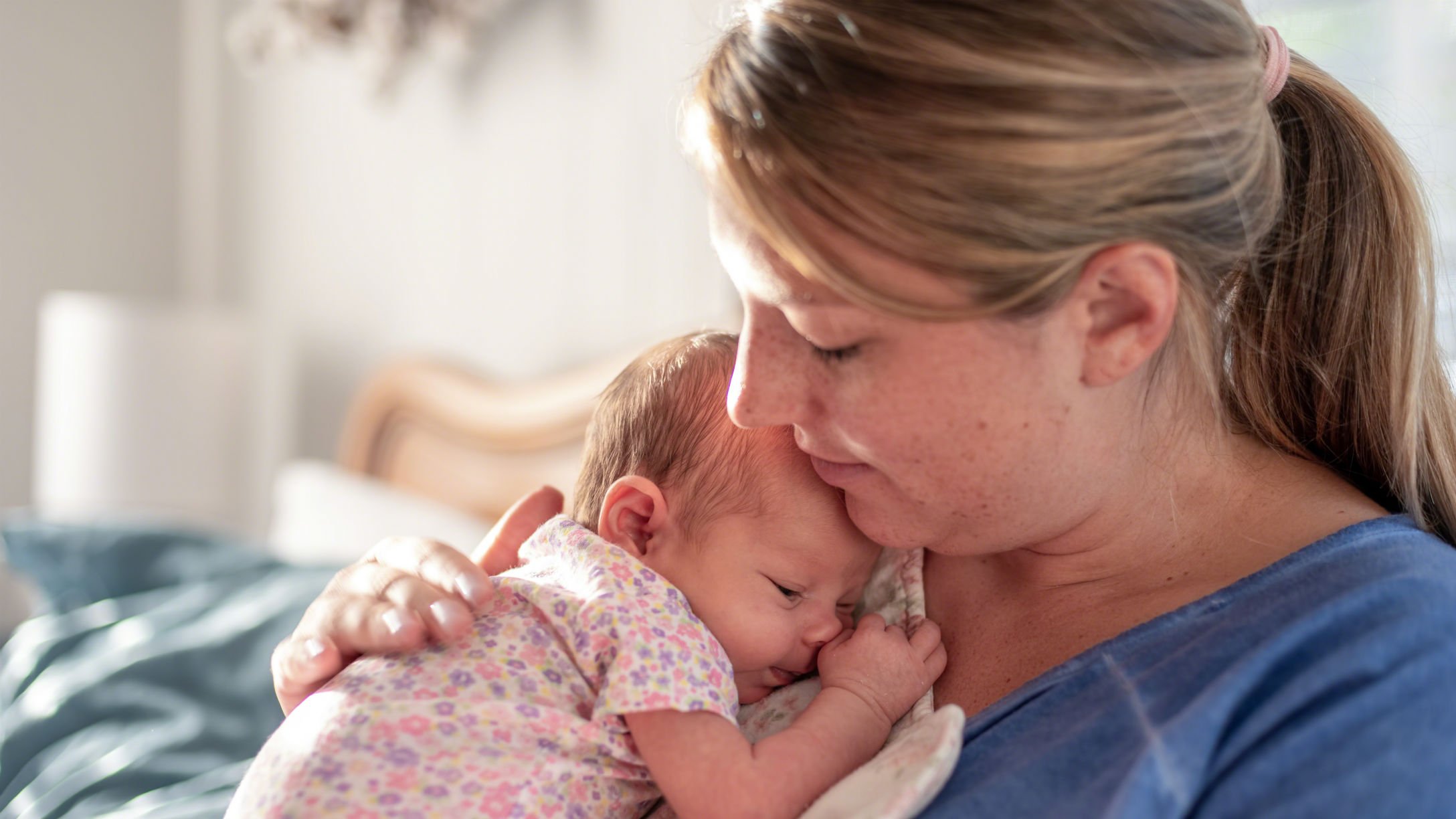 young-mother-tenderly-snuggles-new-baby-infants-newborn-childbirth-mothers-motherhood-family-love t20 OpEN6m