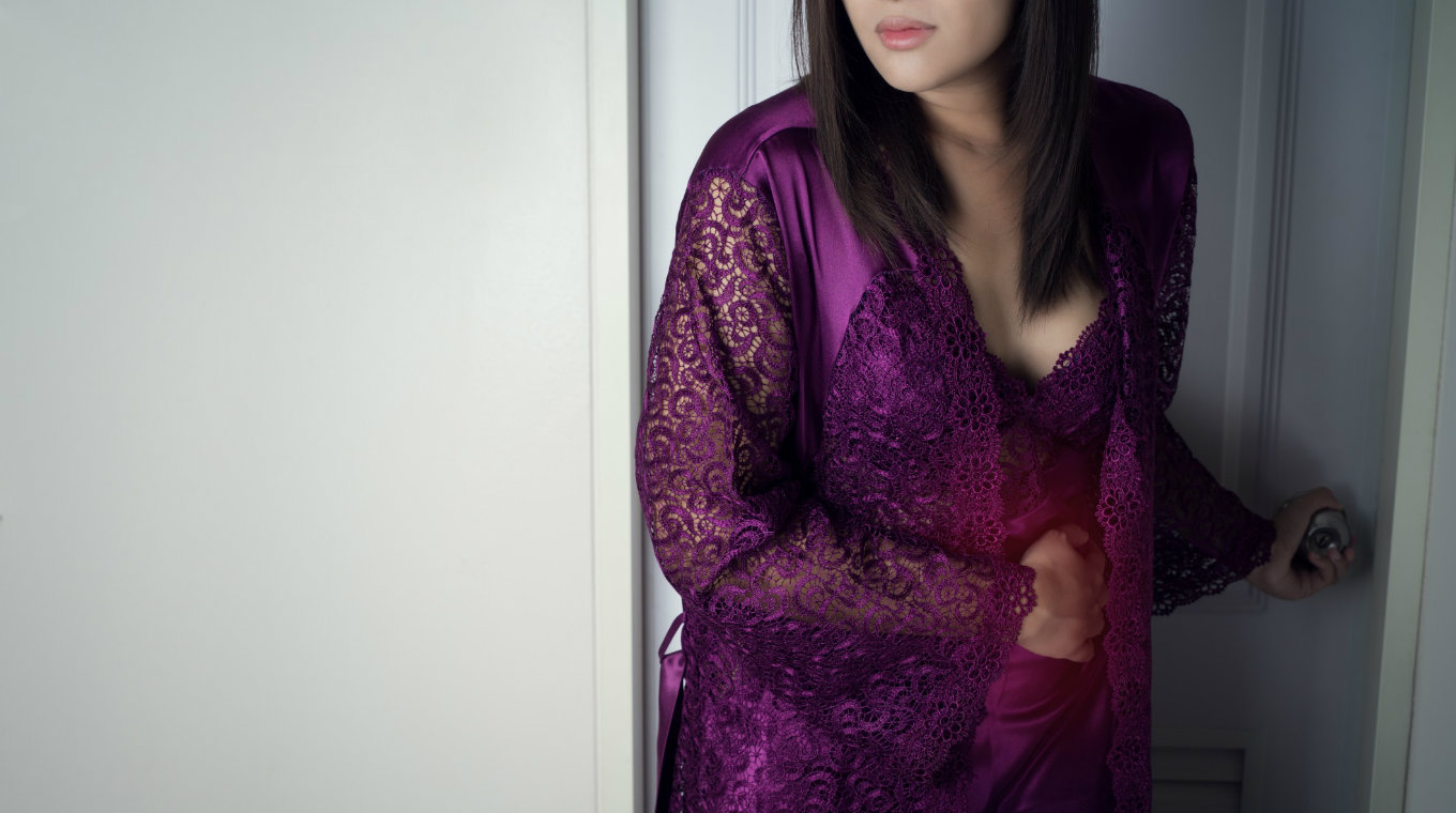 asian-woman-in-purple-long-nightwear-and-lace-robe-touching-belly-painful-suffering-from-stomachache t20 OpAbwp