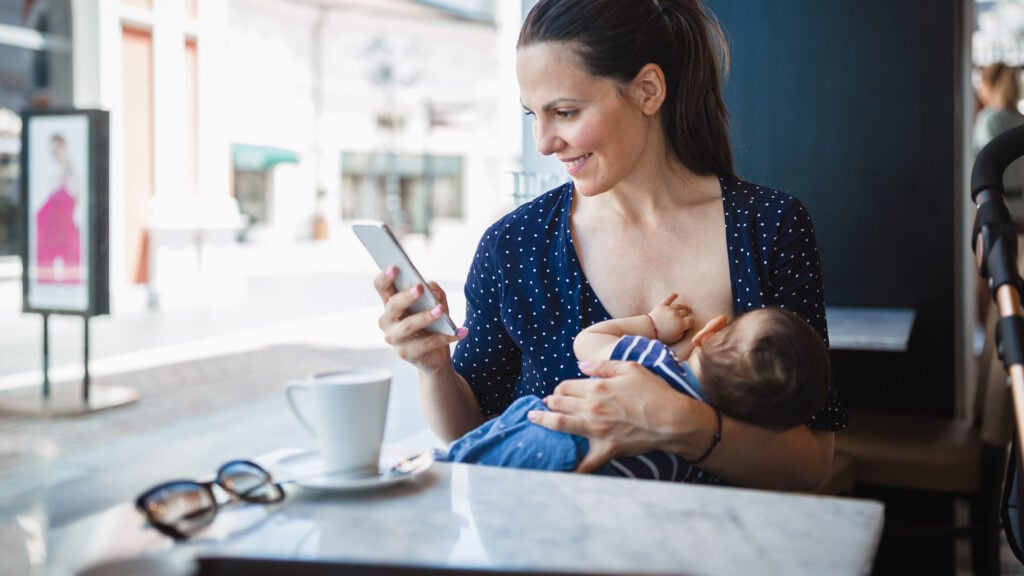 breastfeeding-in-public-featured