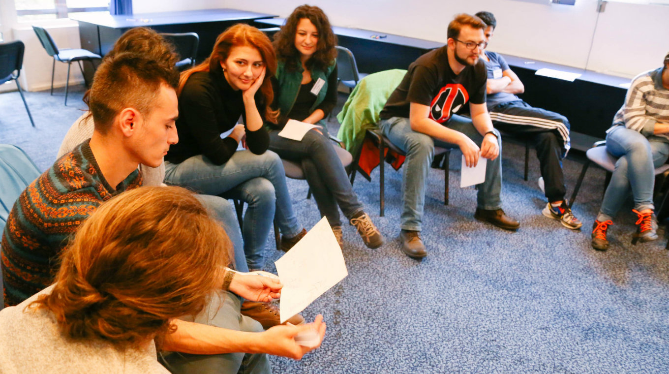 team-building-group-brainstorming t20 rOr23b