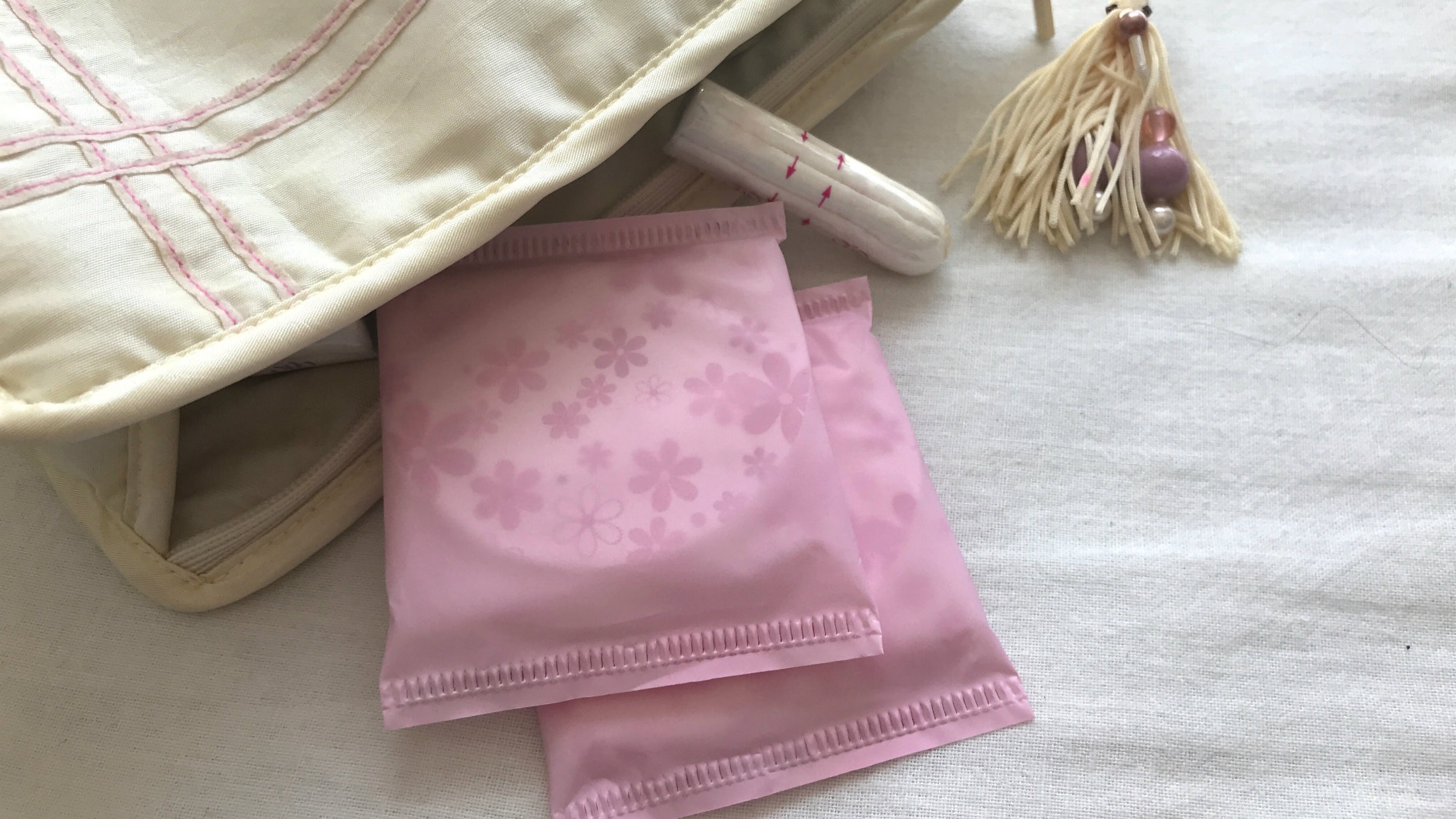 women-s-health-menstruation-sanitary-pads-and-a-tampon-in-a-wash-bags t20 LOgJaP