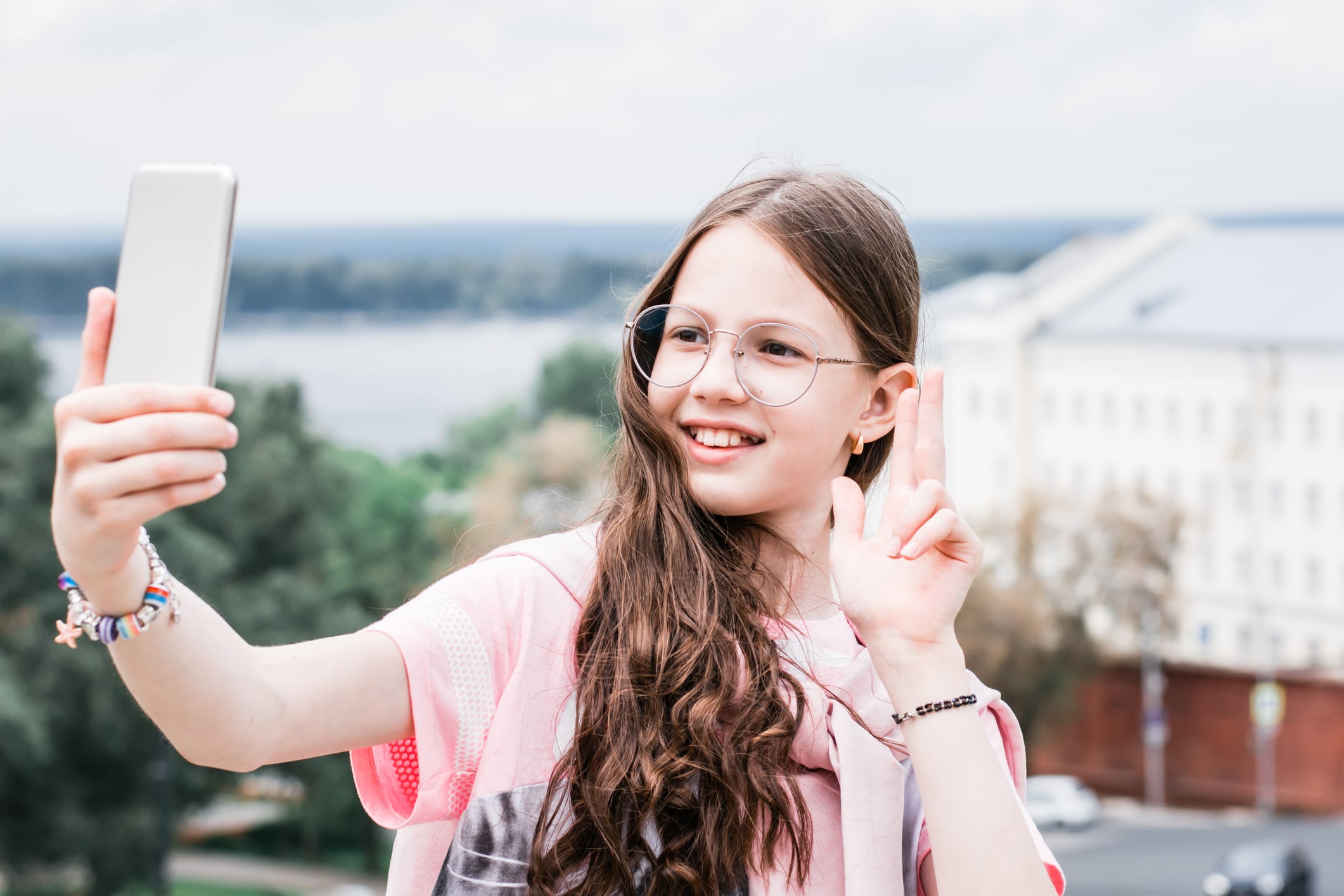 kids sharing videos online