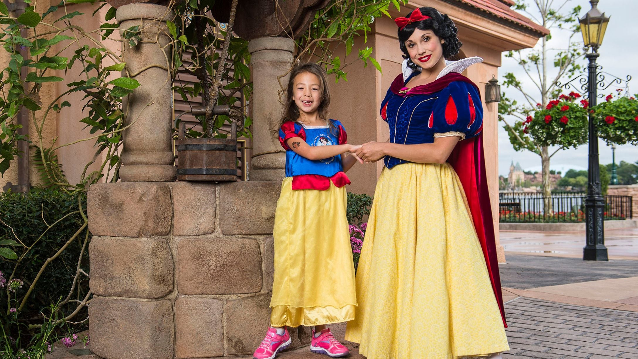 Snow White poses with the actor who plays Lily on Modern Family